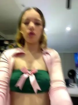 NicoleCut online show from November 2025 10:47:01 AM
