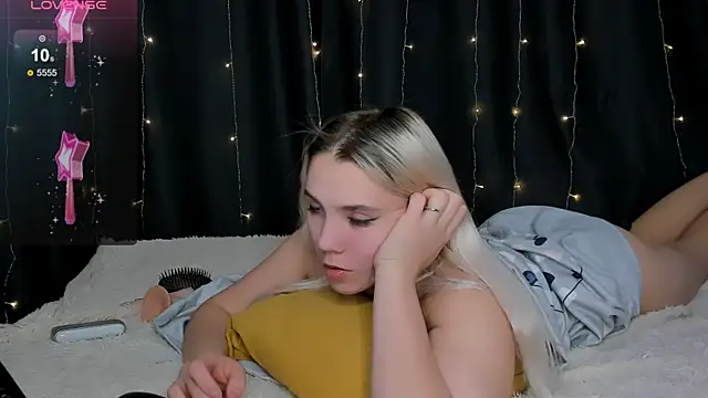 Snapshot of LadyHottCum chatting on December 2024 05:38:02 AM LadyHottCum online show from December 2024 05:38:02 AM