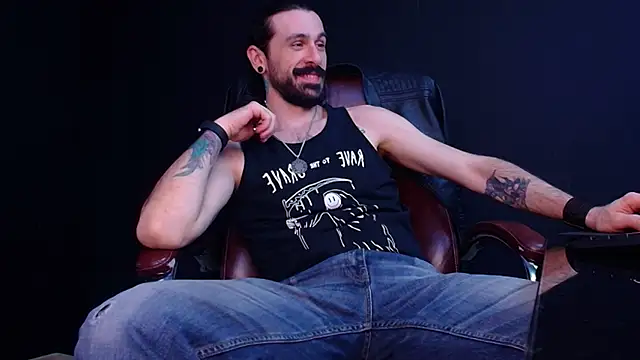 Snapshot of AxelColton chatting on November 2025 11:23:02 AM AxelColton online show from November 2025 11:23:02 AM