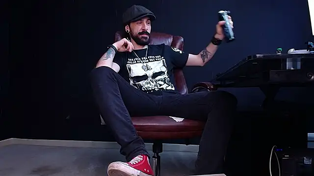 Snapshot of AxelColton chatting on November 2025 11:10:01 AM AxelColton online show from November 2025 11:10:01 AM