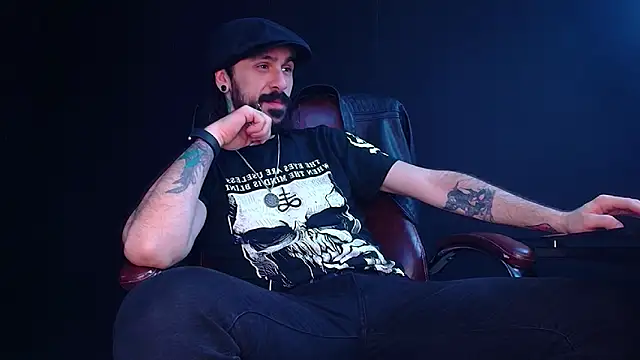 Snapshot of AxelColton chatting on November 2025 06:04:02 AM AxelColton online show from November 2025 06:04:02 AM