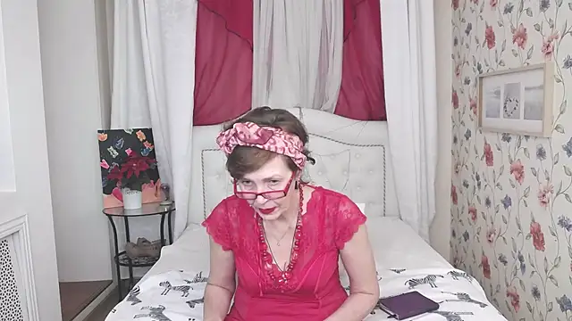 Snapshot of SilviaHart chatting on September 2025 12:43:02 PM SilviaHart online show from September 2025 12:43:02 PM