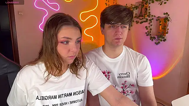 Snapshot of RobertAndLinela chatting on October 2025 02:21:01 AM RobertAndLinela online show from October 2025 02:21:01 AM