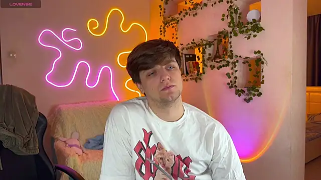 Snapshot of RobertAndLinela chatting on October 2025 01:32:01 PM RobertAndLinela online show from October 2025 01:32:01 PM