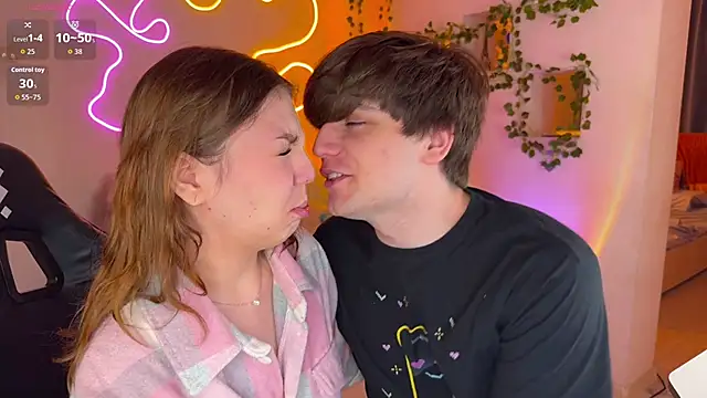 Snapshot of RobertAndLinela chatting on November 2025 03:23:02 PM RobertAndLinela online show from November 2025 03:23:02 PM