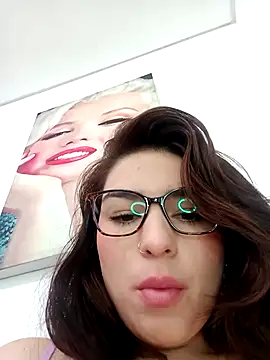 Snapshot of VictoriaMolina chatting on November 2025 03:21:01 PM VictoriaMolina online show from November 2025 03:21:01 PM