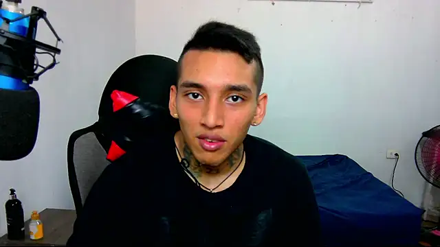 Snapshot of David_Adams2003 chatting on January 2025 02:13:01 PM David Adams2003 online show from January 2025 02:13:01 PM