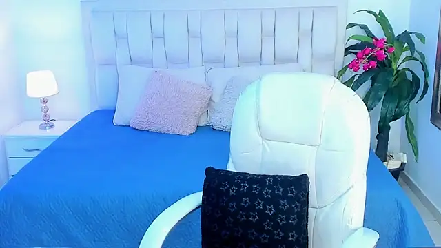 Annie kurt  online show from October 2025 08:39:02 PM