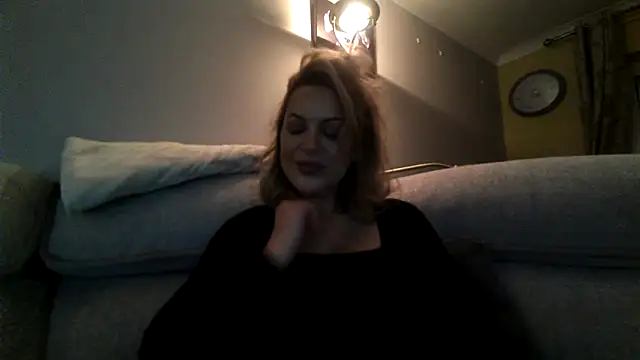 Snapshot of Gigi-Honey chatting on October 2025 07:27:01 PM Gigi-Honey online show from October 2025 07:27:01 PM