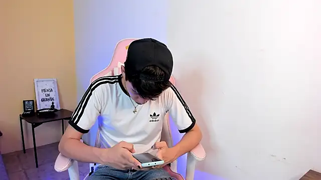 Snapshot of Brian-Ausslos chatting on December 2024 02:43:02 AM Brian-Ausslos online show from December 2024 02:43:02 AM