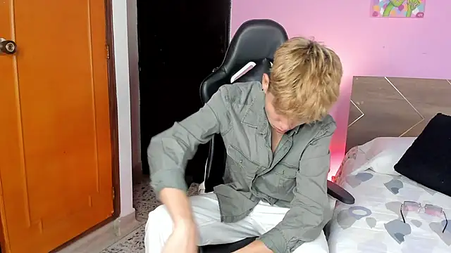 Snapshot of Brian-Ausslos chatting on February 2025 04:37:01 AM Brian-Ausslos online show from February 2025 04:37:01 AM