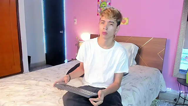 Snapshot of Brian-Ausslos chatting on February 2025 04:42:01 AM Brian-Ausslos online show from February 2025 04:42:01 AM