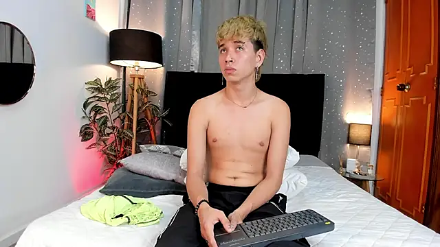 Snapshot of Brian-Ausslos chatting on February 2025 07:40:01 AM Brian-Ausslos online show from February 2025 07:40:01 AM