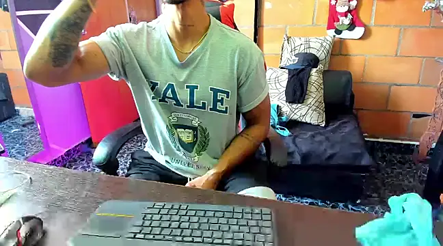 Snapshot of Adam_Valenciia chatting on January 2025 04:13:02 PM Adam Valenciia online show from January 2025 04:13:02 PM