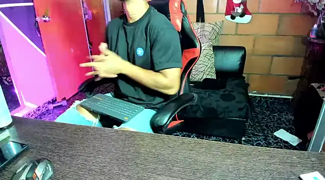 Snapshot of Adam_Valenciia chatting on February 2025 05:32:01 AM Adam Valenciia online show from February 2025 05:32:01 AM