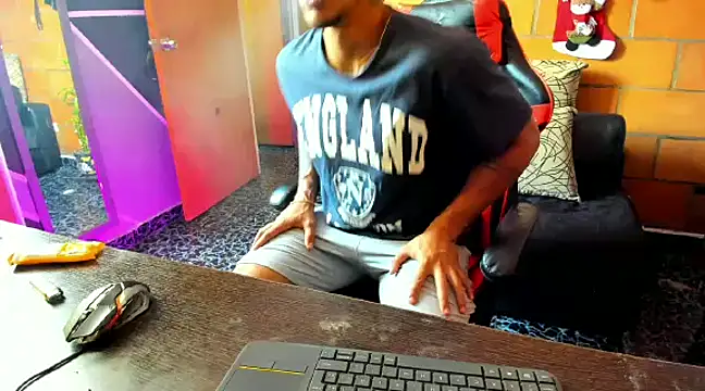 Snapshot of Adam_Valenciia chatting on February 2025 04:58:01 PM Adam Valenciia online show from February 2025 04:58:01 PM