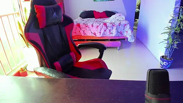 Snapshot of Adam_Valenciia chatting on October 2025 07:01:02 PM Adam Valenciia online show from October 2025 07:01:02 PM