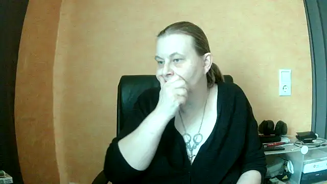 Snapshot of Sweet_Phoenix chatting on January 2025 01:49:02 PM Sweet Phoenix online show from January 2025 01:49:02 PM