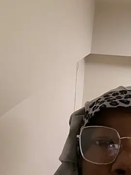 Snapshot of DamnBubbles chatting on January 2025 04:43:01 PM DamnBubbles online show from January 2025 04:43:01 PM