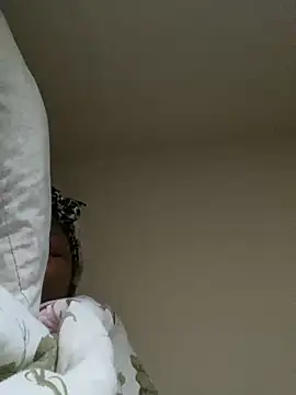 Snapshot of DamnBubbles chatting on February 2025 12:28:01 PM DamnBubbles online show from February 2025 12:28:01 PM