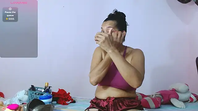 latinabueno41 online show from October 2025 11:43:01 PM