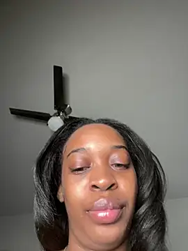 Snapshot of PrettypetitePrincess chatting on March 2025 04:17:02 AM PrettypetitePrincess online show from March 2025 04:17:02 AM