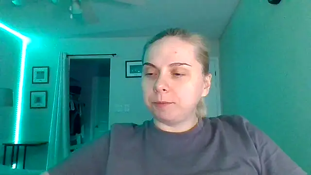 HappyIva online show from November 2025 01:17:01 AM