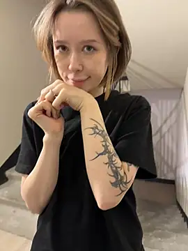 Alexandria Balenciaga online show from February 2025 10:15:02 PM