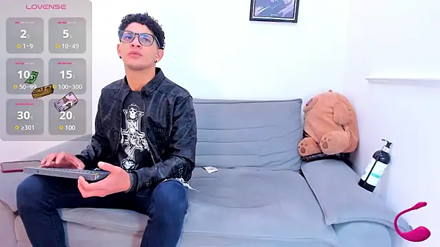 EnriquevillaF online show from February 2025 01:01:01 PM