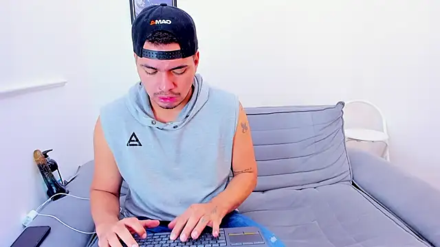 EnriquevillaF online show from February 2025 12:32:01 PM