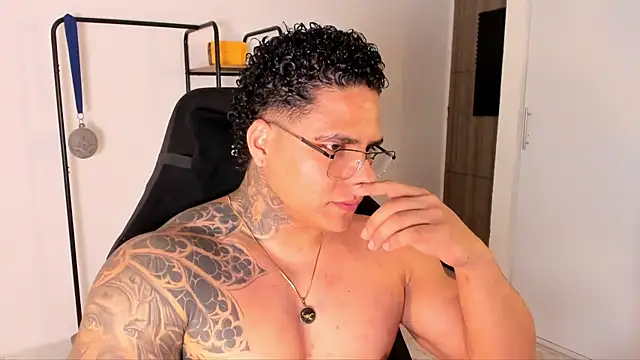 Snapshot of Maximoscott chatting on November 2025 11:58:02 PM Maximoscott online show from November 2025 11:58:02 PM