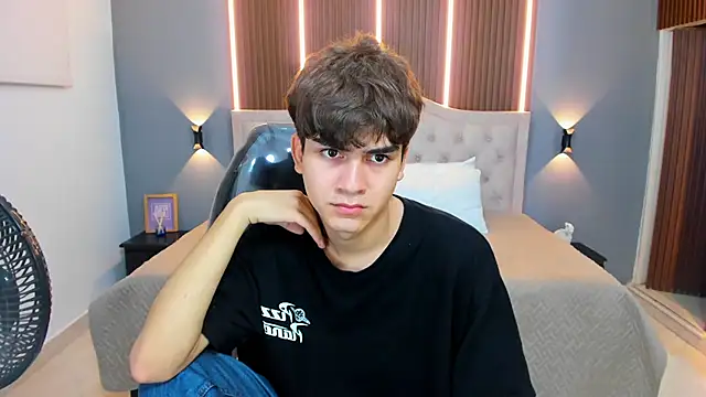 Tommy18   online show from October 2025 03:46:02 AM