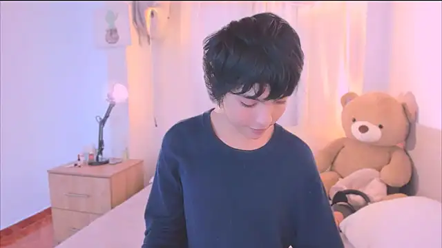 AllanYong18 online show from October 2025 12:58:01 PM