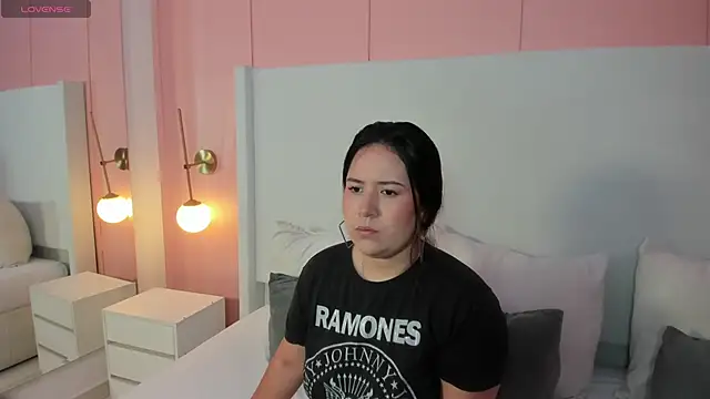 Snapshot of zoes_milee chatting on October 2025 11:17:01 AM zoes milee online show from October 2025 11:17:01 AM