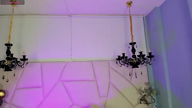 Aitana Hilton  online show from November 2025 11:42:02 AM