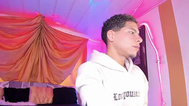 Snapshot of Ethan_Boyy chatting on October 2025 09:34:01 PM Ethan Boyy online show from October 2025 09:34:01 PM