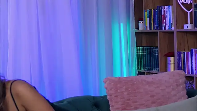 Snapshot of SarahPeach8 chatting on October 2025 09:46:02 AM SarahPeach8 online show from October 2025 09:46:02 AM