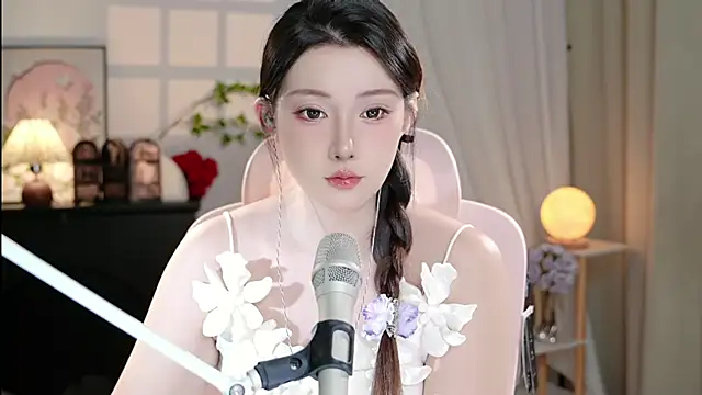 Snapshot of Dou-Dou-er chatting on October 2025 12:02:01 PM Dou-Dou-er online show from October 2025 12:02:01 PM