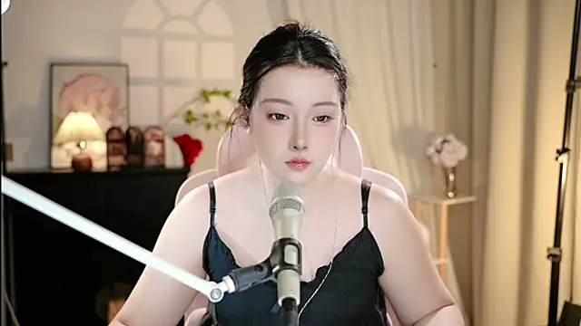 Snapshot of Dou-Dou-er chatting on October 2025 12:04:02 PM Dou-Dou-er online show from October 2025 12:04:02 PM