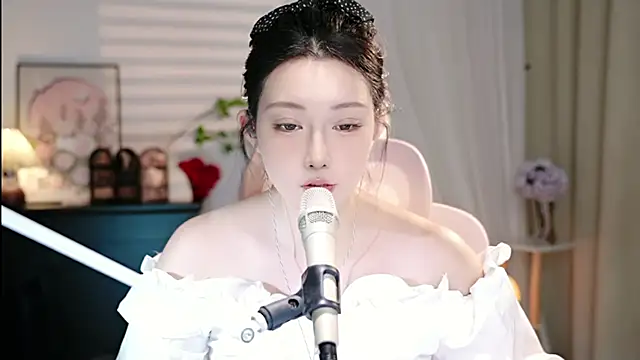 Snapshot of Dou-Dou-er chatting on October 2025 12:05:01 PM Dou-Dou-er online show from October 2025 12:05:01 PM