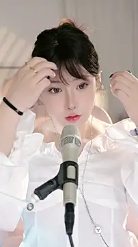 Snapshot of Dou-Dou-er chatting on October 2025 12:37:02 PM Dou-Dou-er online show from October 2025 12:37:02 PM