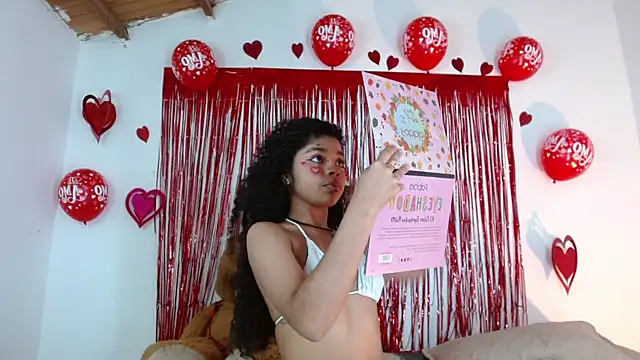 Snapshot of lucie_petite chatting on February 2025 09:38:01 PM lucie petite online show from February 2025 09:38:01 PM