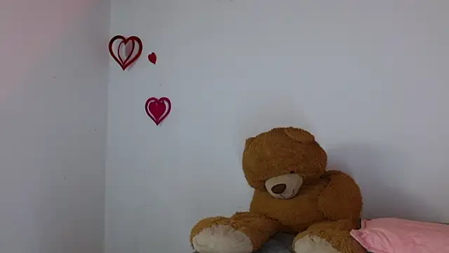Snapshot of lucie_petite chatting on March 2025 06:23:02 PM lucie petite online show from March 2025 06:23:02 PM