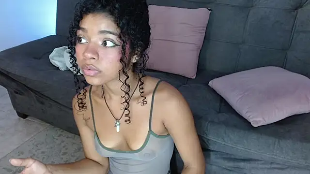 Snapshot of lucie_petite chatting on March 2025 09:31:02 PM lucie petite online show from March 2025 09:31:02 PM