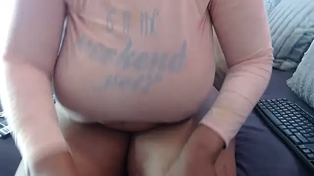 Snapshot of BUBBLYBUNNYxx chatting on December 2025 07:28:01 AM BUBBLYBUNNYxx online show from December 2025 07:28:01 AM