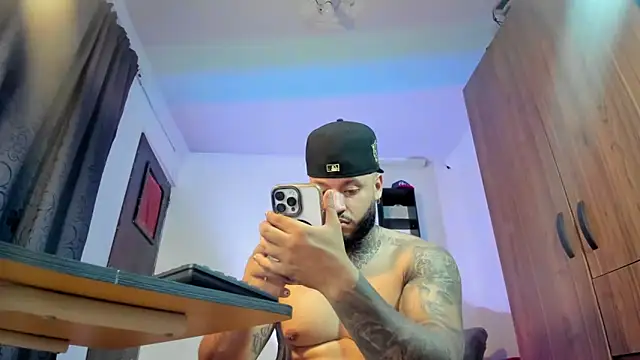 Snapshot of dereckgreen chatting on October 2025 01:03:01 AM dereckgreen online show from October 2025 01:03:01 AM