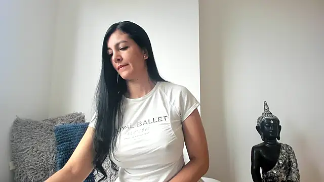 sofhia daniels online show from September 2025 01:11:02 PM