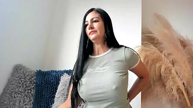 sofhia daniels online show from September 2025 01:23:01 PM