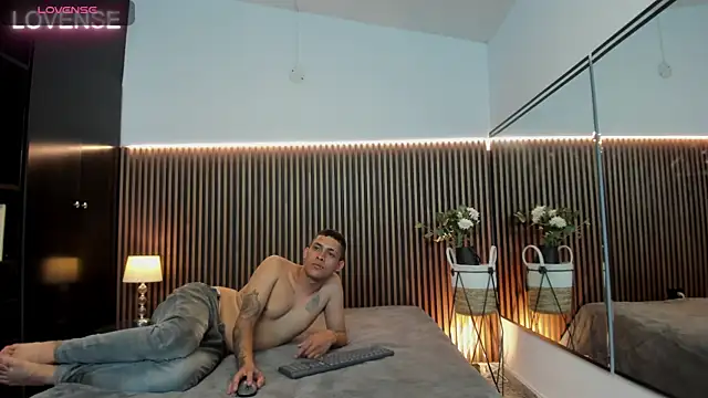 Snapshot of alicia_chris chatting on February 2025 03:52:01 AM alicia chris online show from February 2025 03:52:01 AM