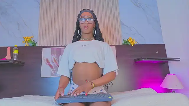 Snapshot of nahomy_james25 chatting on October 2025 10:40:02 PM nahomy james25 online show from October 2025 10:40:02 PM